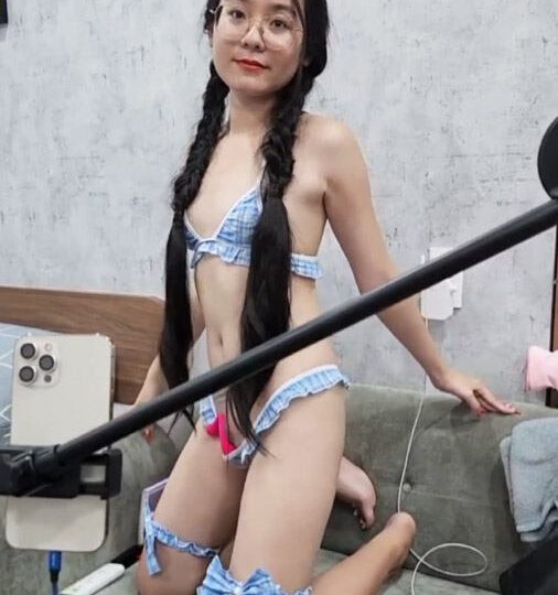 Ảnh 10 của Lộ clip sex Em kính cận mông to máy chịch cực dâm đãng (Full Clip + Pic) – Phần 1